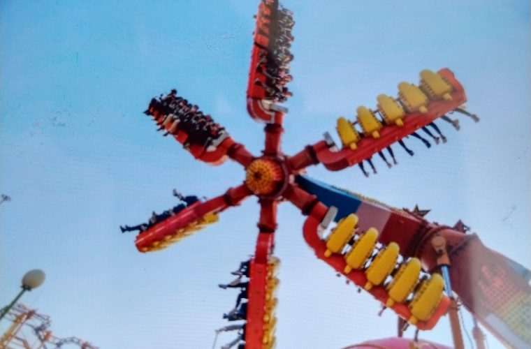 عملیات تعمیر بازی «بازوی چرخان» شهر رویاها توسط متخصصان بومی انجام شد عملیات تعمیر بازی «بازوی چرخان» شهر رویاها توسط متخصصان بومی انجام شد