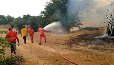 آتش نشانان نفت و گاز مارون حریق ۱۲۰ هکتار از جنگل های شاخ کوپال را مهار کردند
