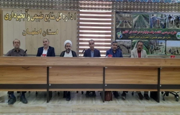 حضور مدیرکل دامپزشکی استان در جلسه ستاد بحران با موضوع پیشگیری و کنترل بیماری های دام و طیور و بیماری تب خونریزی دهنده کریمه کنگو