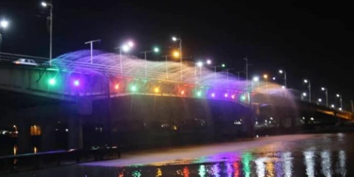 آبنمای آبشار رنگی پل پیروزی آبادان افتتاح شد