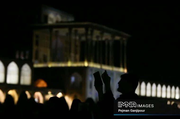 نصب ۷۵۰ پایه چراغ روشنایی در میدان امام(ره) تا پایان تابستان