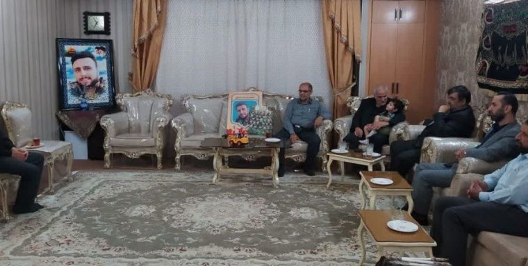 دیدار مدیر مخابرات اصفهان با خانواده شهید مدافع حرم حمیدرضا باب الخانی دیدار مدیر مخابرات اصفهان با خانواده شهید مدافع حرم حمیدرضا باب الخانی