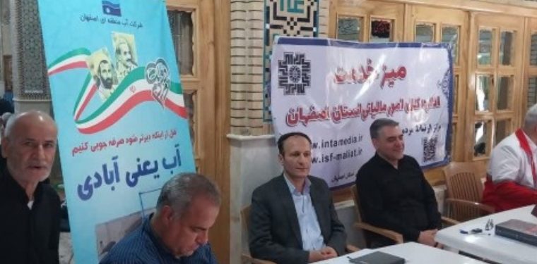 میز خدمت در مصلای دولت آباد برخوار برپا شد