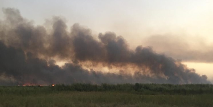 دود آتشسوزی تالاب هورالعظیم همچنان خوزستانیها را میآزارد دود آتشسوزی تالاب هورالعظیم همچنان خوزستانیها را میآزارد