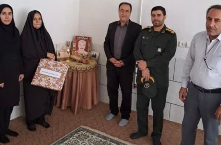 دیدار رئیس اداره مخابرات شهرستان مبارکه با خانواده شهید