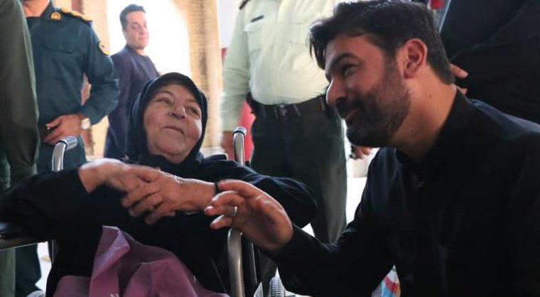 غبارروبی و عطرافشانی گلزار شهدا به مناسبت هفته دولت