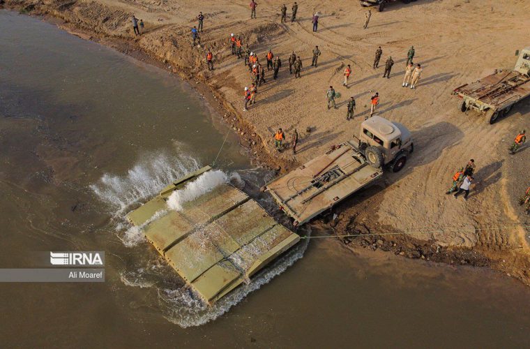 پل شناور دهستان عنافچه با دستور فرمانده نیروی زمینی ارتش در حال نصب است