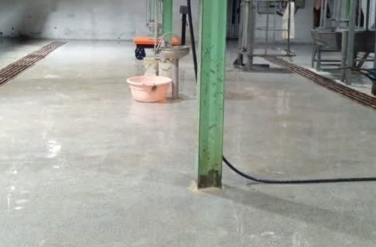 اجرای پروژه بهسازی کف کشتارگاه دام شهرستان بوئین میاندشت