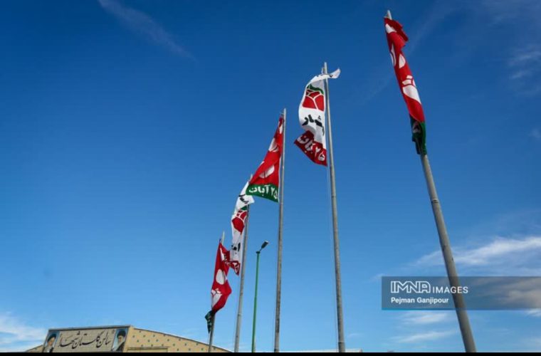 نصب ۲ هزار پرچم و ۵۰۰ سازه مزین به تصاویر شهدا در شهر ویژه روز ۲۵ آبان‌ماه