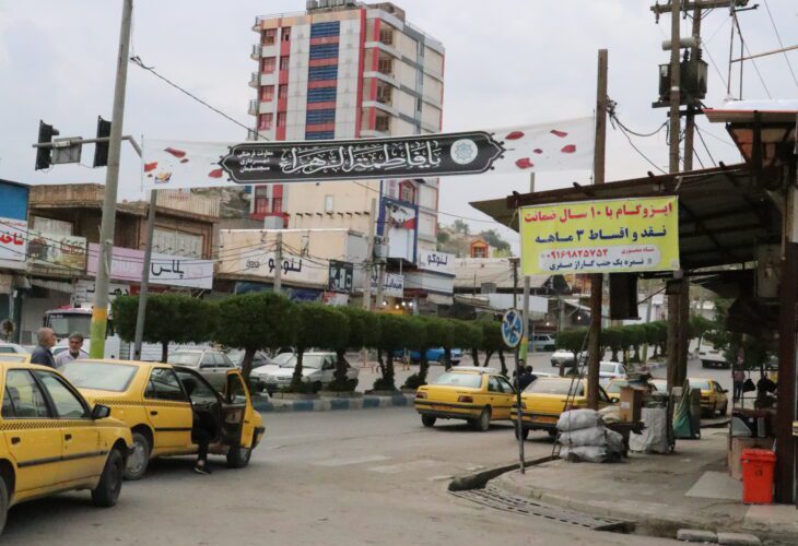 آذین بندی و نصب بنرهای نواری به مناسبت شهادت فاطمه زهرا(س)