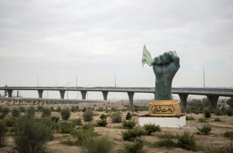 نماد «مقاومت» با سربندی در دستان باد