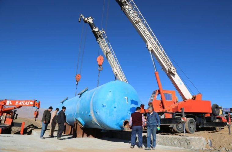 استقرار فیلتر شنی فاز اضطراری تصفیه خانه آب مجتمع روستایی سینه‌کوه شهرستان چادگان