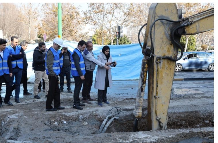 بازدید مدیر عامل آبفای استان اصفهان از عملیات رفع انسداد شبکه فاضلاب بلوار ملت