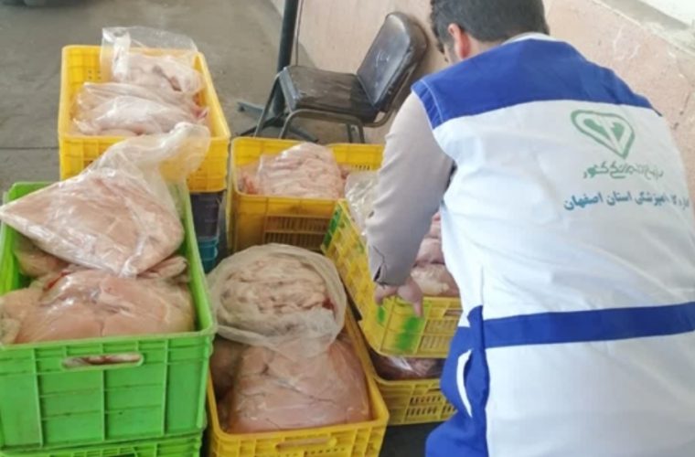 کشف بالغ بر۳۰۰ کیلو گرم شینسل مرغ غیر بهداشتی در واحد قطعه بندی و بسته بندی غیرمجاز در نجف آباد