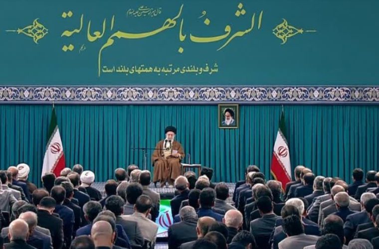 مدیر عامل هلدینگ پتروپالایش اصفهان آخرین دستاورد های این شرکت را به مقام معظم رهبری ارائه داد