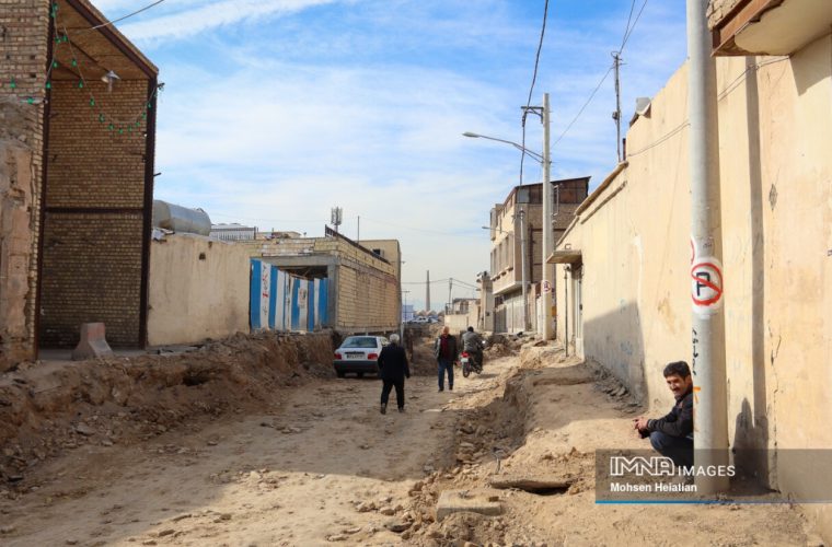 استقرار تیم باستانشناسی دانشگاه هنر اصفهان در گذر کمرزرین استقرار تیم باستانشناسی دانشگاه هنر اصفهان در گذر کمرزرین