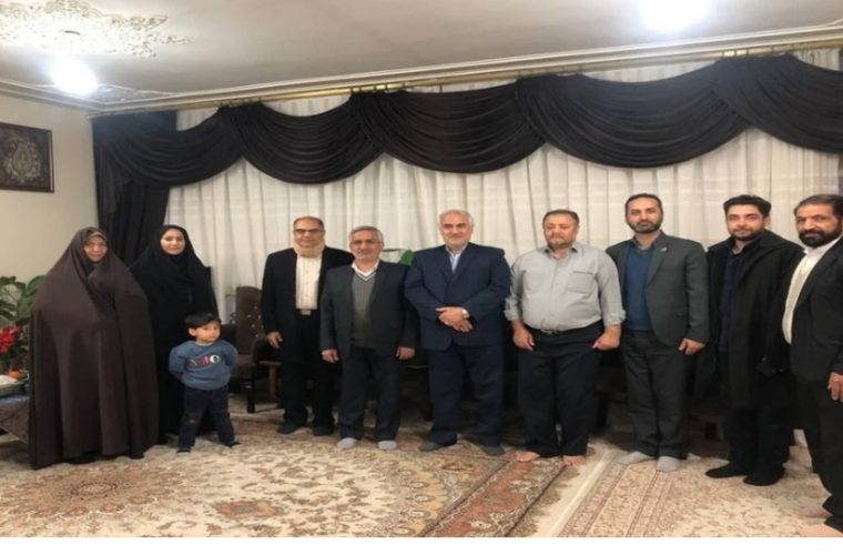 دیدار مدیر مخابرات منطقه اصفهان با همکار جانباز ۷۰ درصد در شب عید سعید مبعث دیدار مدیر مخابرات منطقه اصفهان با همکار جانباز ۷۰ درصد در شب عید سعید مبعث