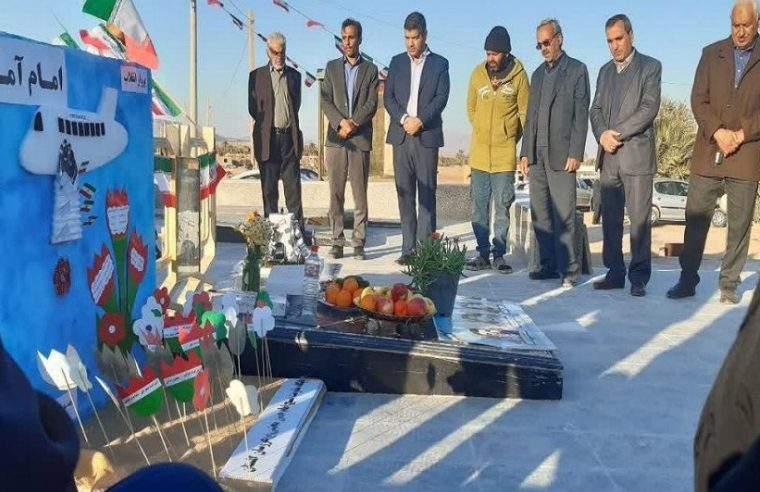 حضور رئیس اداره مخابرات خور و بیابانک در غبارروبی مزار شهدا حضور رئیس اداره مخابرات خور و بیابانک در غبارروبی مزار شهدا