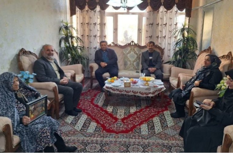 دیدار از خانواده های معظم شهدا توسط رئیس اداره مخابرات فولادشهر دیدار از خانواده های معظم شهدا توسط رئیس اداره مخابرات فولادشهر