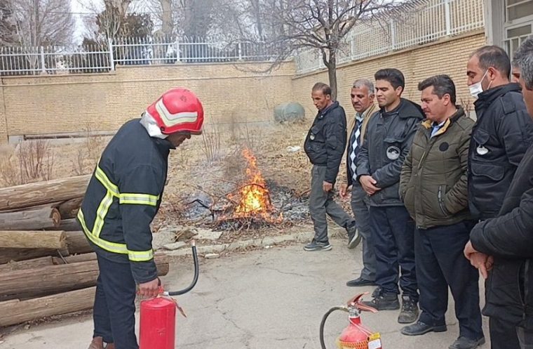 برگزاری مانور اطفاء حریق در مخابرات شهرستان چادگان