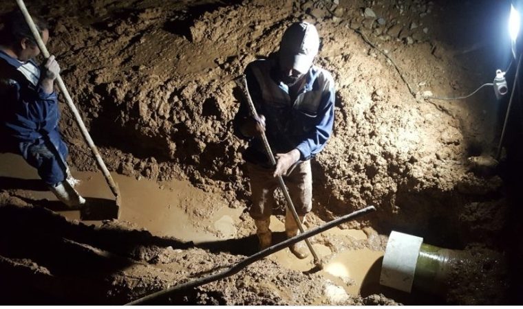 مهار حادثه لوله ایرانیت ۲۰۰ میلیمتری خط اصلی انتقال آب در دهاقان مهار حادثه لوله ایرانیت ۲۰۰ میلیمتری خط اصلی انتقال آب در دهاقان