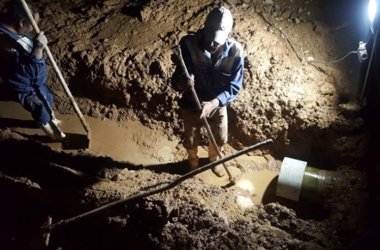 مهار حادثه لوله ایرانیت ۲۰۰ میلیمتری خط اصلی انتقال آب در دهاقان مهار حادثه لوله ایرانیت ۲۰۰ میلیمتری خط اصلی انتقال آب در دهاقان