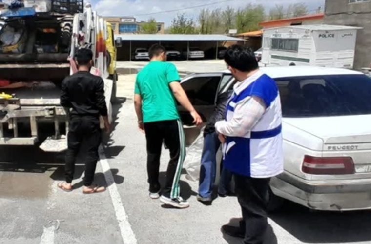 توقیف خودرو حامل ۴۵۰ کیلوگرم جگر مرغ غیر بهداشتی در شهرستان بوئین میاندشت توقیف خودرو حامل ۴۵۰ کیلوگرم جگر مرغ غیر بهداشتی در شهرستان بوئین میاندشت