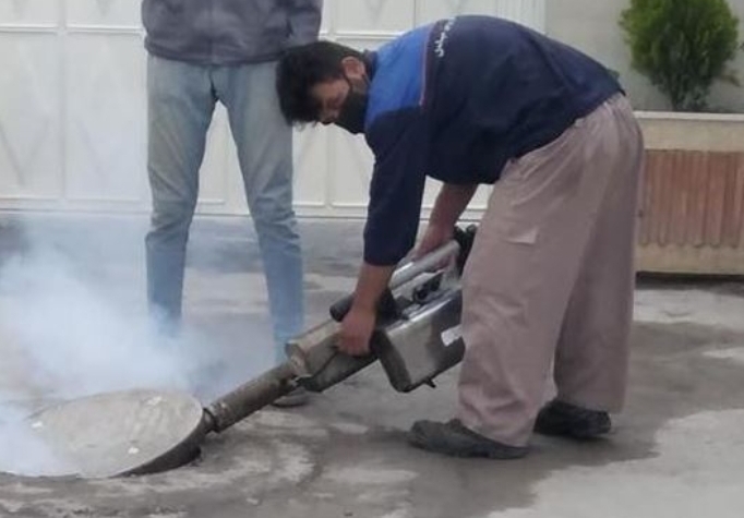 سم پاشی ۳ هزار منهول فاضلاب در مبارکه سم پاشی ۳ هزار منهول فاضلاب در مبارکه