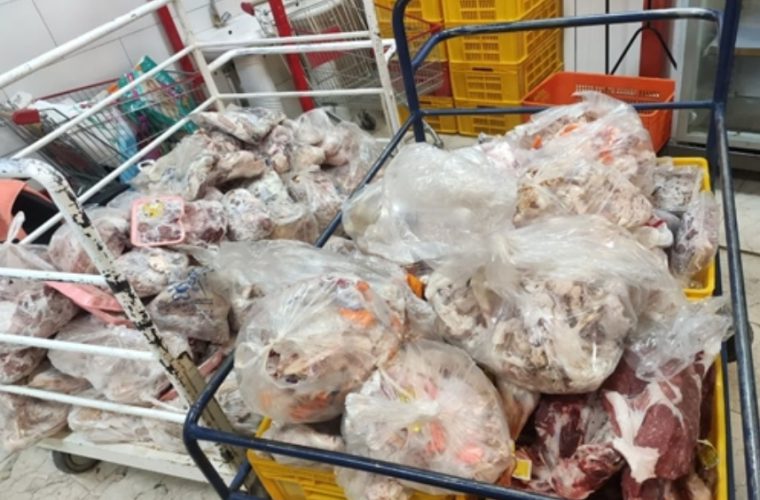 کشف و معدوم سازی بیش از ۱۷۰ کیلوگرم گوشت مرغ غیر قابل مصرف در یکی از فروشگاه های زنجیره ای شهرستان شهرضا