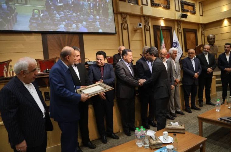 تجلیل از اتاق بازرگانی اصفهان به دلیل اقدامات شایسته در حمایت از بخش خصوصی تجلیل از اتاق بازرگانی اصفهان به دلیل اقدامات شایسته در حمایت از بخش خصوصی
