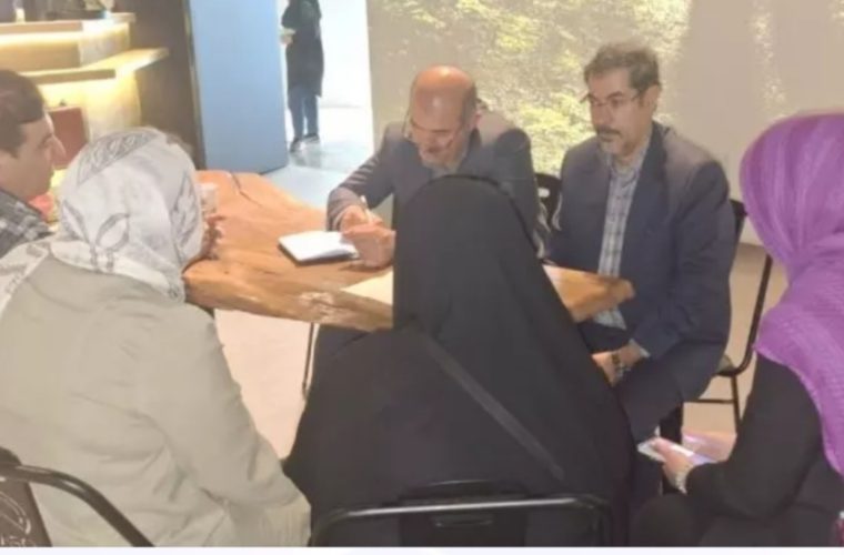 پیگیری کار ارباب رجوع احتیاج به میز اداری ندارد پیگیری کار ارباب رجوع احتیاج به میز اداری ندارد