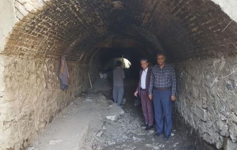 لایروبی پل آبرو کنار هلال احمر شهر نطنز