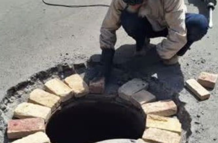 همسطح سازی و سم پاشی منهول های فاضلاب در نایین