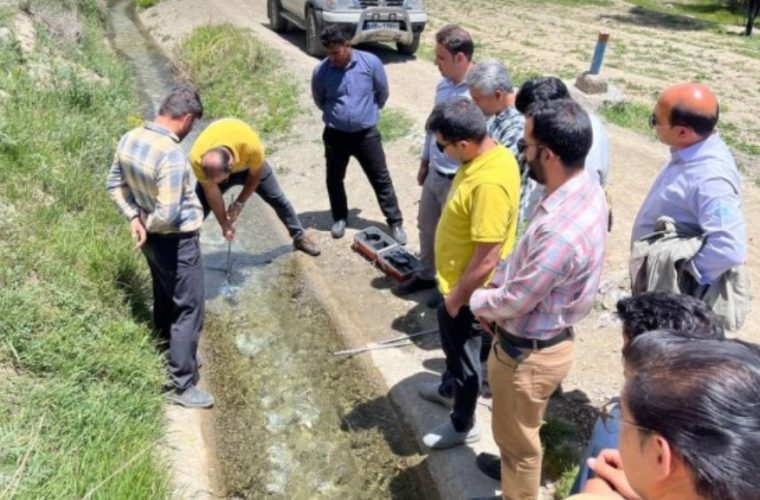 آموزش نحوه برداشت اطلاعات میدانی منابع قنات و چشمه به گروه های حفاظت و نظارت آموزش نحوه برداشت اطلاعات میدانی منابع قنات و چشمه به گروه های حفاظت و نظارت