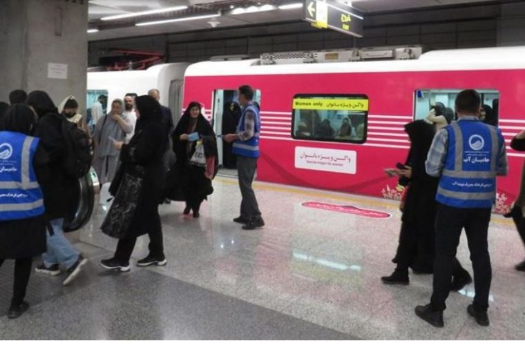 حضور اکیپ مروجین فرهنگ مصرف بهینه آب آبفا منطقه ۶ در مترو انقلاب اصفهان حضور اکیپ مروجین فرهنگ مصرف بهینه آب آبفا منطقه ۶ در مترو انقلاب اصفهان