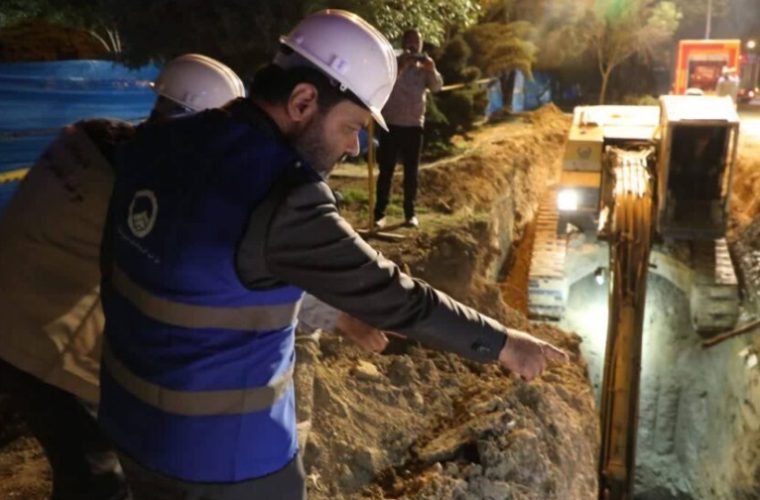 عملیات ترمیم شبکه فاضلاب در خیابان شهید قدوسی ( آپادانای اول) اصفهان