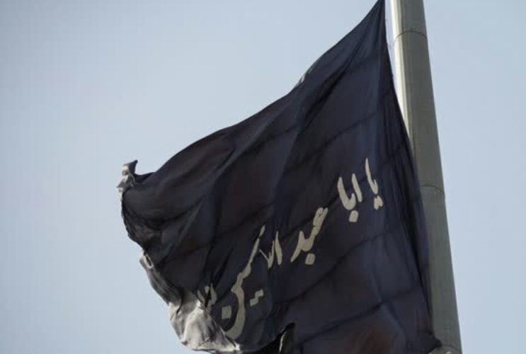 اهتزاز ۵ اَبَرپرچم مزین به نام مبارک امام حسین(ع) در شهر