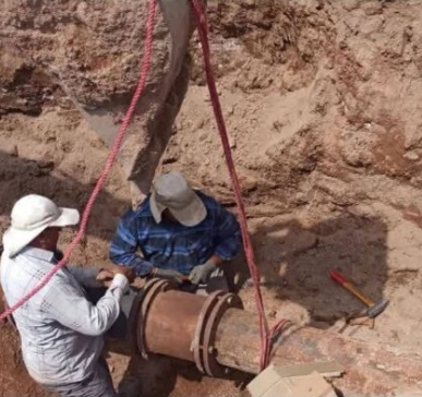 مهار حادثه خط انتقال آب لوله قطر ۲۵۰ میلیمتر چدن در کوهپایه مهار حادثه خط انتقال آب لوله قطر ۲۵۰ میلیمتر چدن در کوهپایه