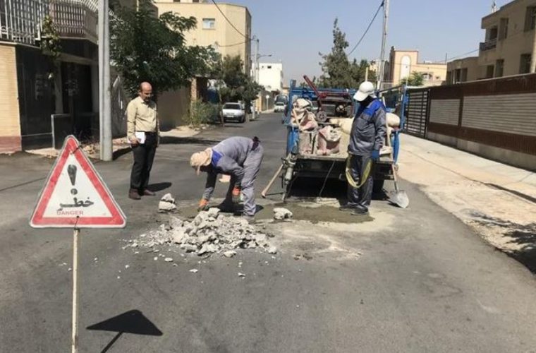 همسطح سازی دریچه منهولهای فاضلاب خیابان احسان شهر بهارستان همسطح سازی دریچه منهولهای فاضلاب خیابان احسان شهر بهارستان