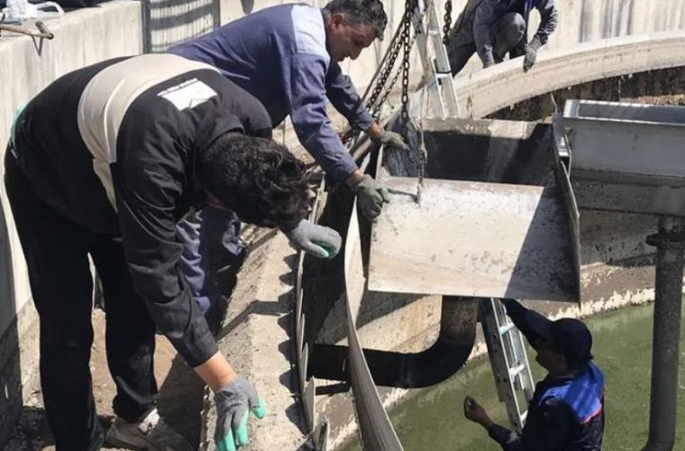 اجرای عملیات تعویض قیف حوض ته نشینی تصفیه خانه فاضلاب شهر بهارستان