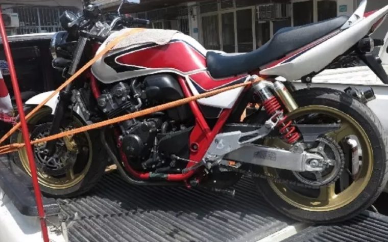 بازماندن حرکت موتورسیکلت ۶۰۰ سی سی خارجی بازماندن حرکت موتورسیکلت ۶۰۰ سی سی خارجی