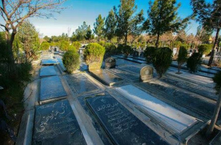 سم‌پاشی و شست‌وشوی ۱۲۲ هزار درخت و درختچه در باغ رضوان