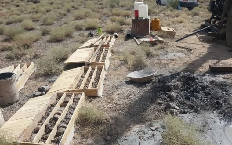 استقرار دستگاه گمانه زنی و انجام آزمایش ژئوتکنیک برای احداث مخزن ۲۰۰۰ و ۵۰۰۰ متر مکعبی  در نطنز