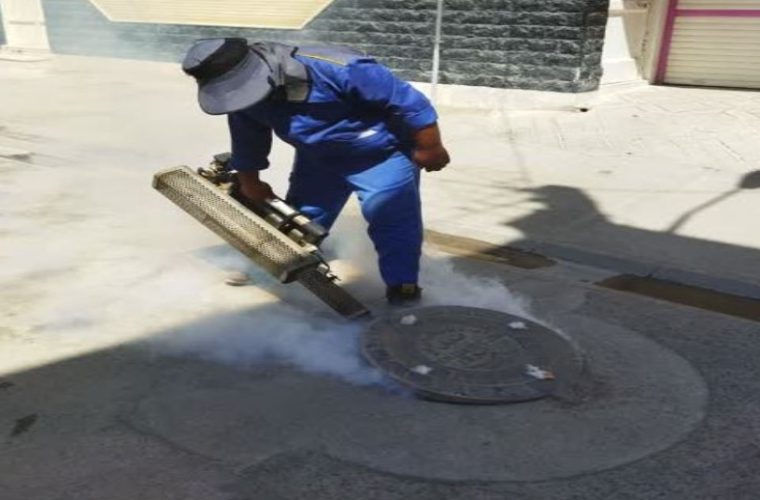 سم پاشی ۲۴۰۰ منهول فاضلاب در منطقه مبارکه