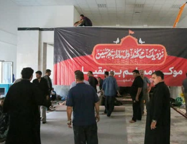 خبرنگاران، عکاسان و تصویربرداران خدمات ارائه شده در شهر کربلا را به تصویر می‌کشند