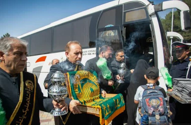 اهدای دو هزار کتابچه سلامت در میان زائران اربعین حسینی(ع) اهدای دو هزار کتابچه سلامت در میان زائران اربعین حسینی(ع)