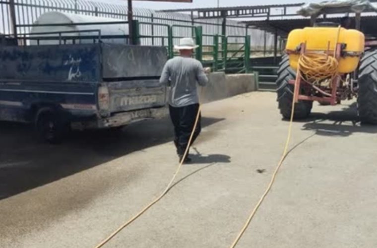 سومین مرحله ی عملیات سم پاشی کشتارگاه صنعتی دام شهرستان اصفهان با مساحت بیش از ۱۸ هکتار