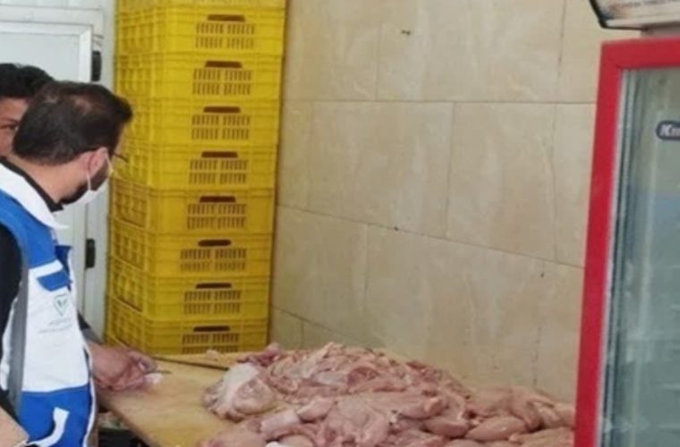 کشف و معدوم سازی بیش از ۱۵۰ کیلوگرم قطعات مرغ در شهرستان خمینی شهر