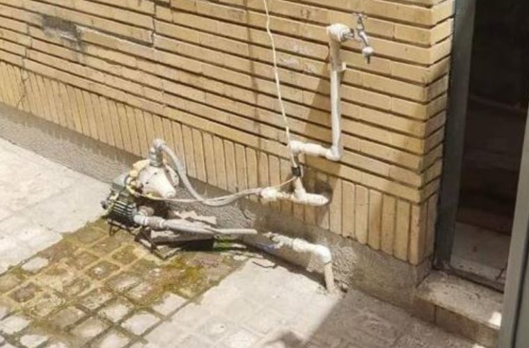 در گرم‌ترین روزهای سال فعالیت اکیپ مروجین فرهنگ مصرف بهینه آب در آبفای منطقه یک با قوت ادامه دارد