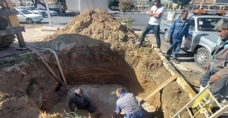 رفع حادثه شکستگی لوله انتقال آب در بلوار امام خمینی شاهین شهر